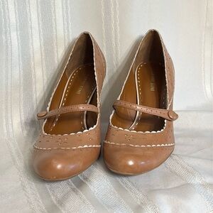 Gianni Bini 9 1/2 heels feminine look cute‎ tan taupe brown